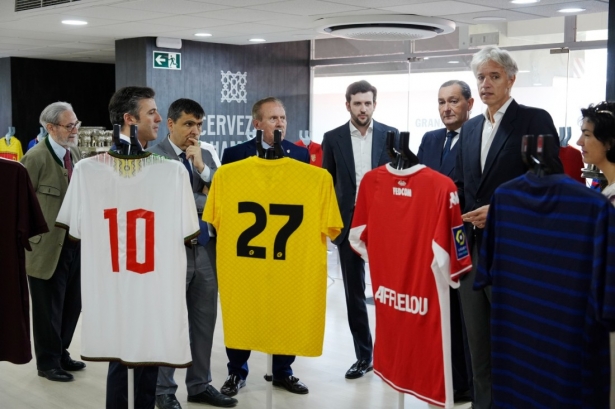 Los Cármenes, escenario de la exposición fútbol por la paz (GRANADA CF) Los Cármenes, escenario de la exposición fútbol por la paz (GRANADA CF)