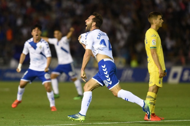 Carlos Ruiz celebra un gol con la camisetas del CD Tenerife (TWITTER CARLOS RUIZ) Carlos Ruiz celebra un gol con la camisetas del CD Tenerife (TWITTER CARLOS RUIZ)