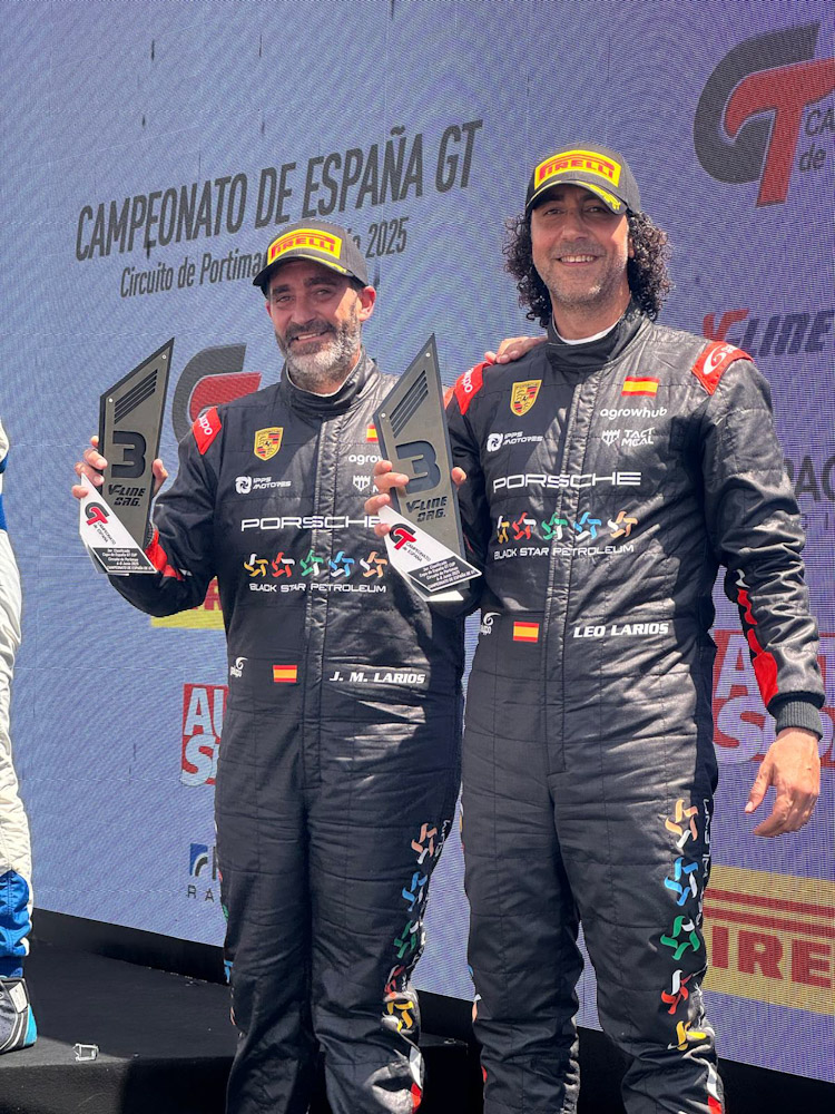 Os hermanos Larios posan con el trofeo 