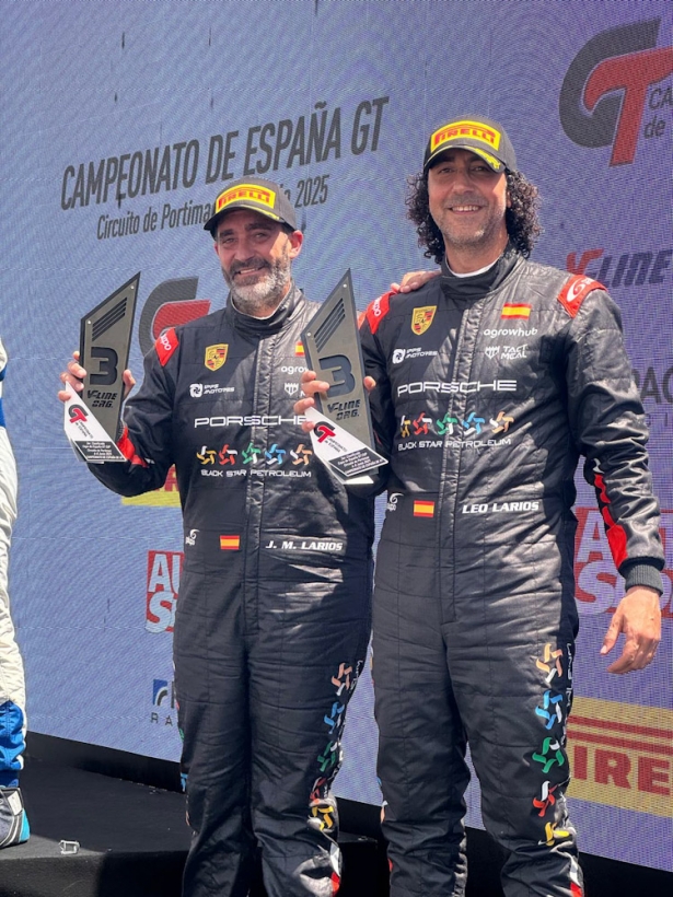 Os hermanos Larios posan con el trofeo Os hermanos Larios posan con el trofeo