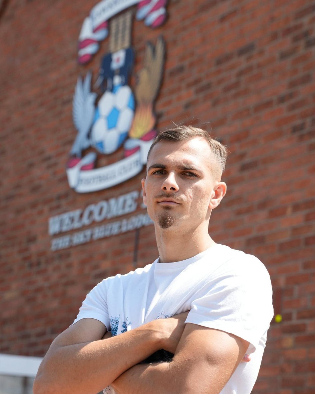 Brau ya posa como jugador del Coventry 