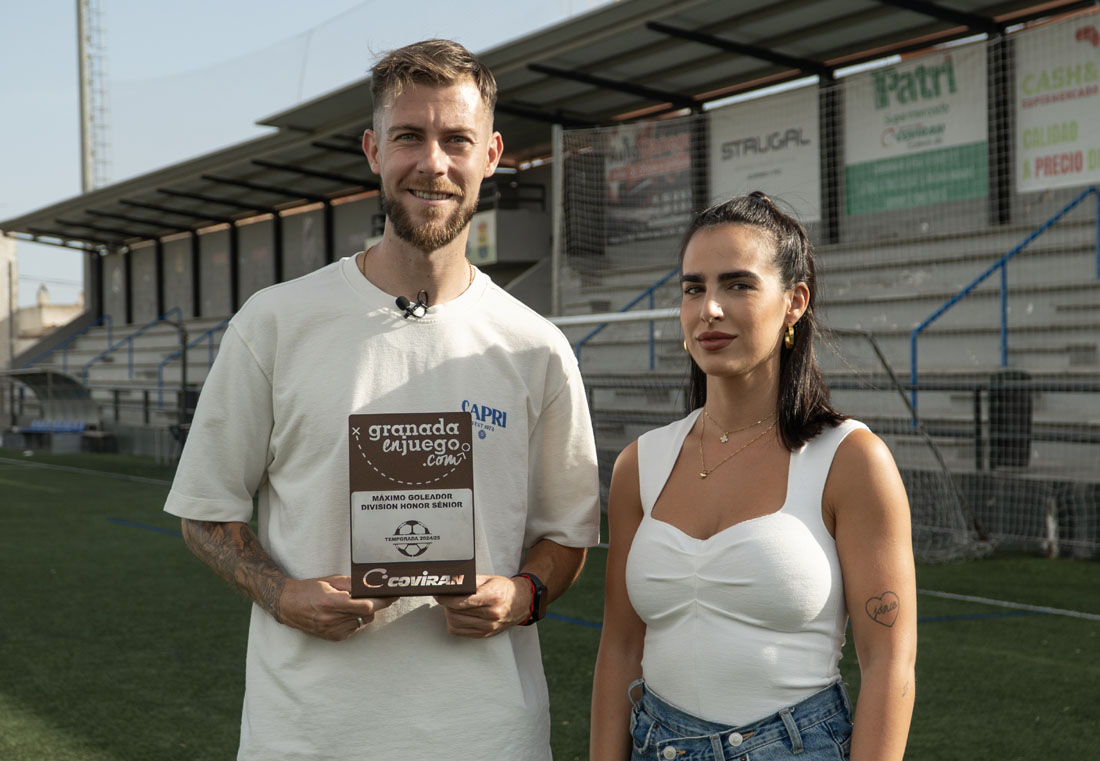 Nacho Buil recibe el trofeo de manos de Julia, responsable del Supermercado Coviran de Churriana de la Vega (JUAN HERNÁNDEZ)