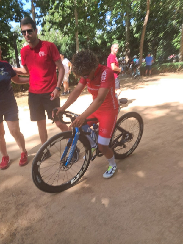 Paula Ostiz exhausta tras vencer en la prueba en línea júnior femenina
