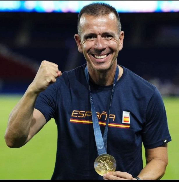 Miguel Ángel Campos con la medalla de oro conseguida con la selección española en los Juegos Olímpicos (AYTO. LA ZUBIA) Miguel Ángel Campos con la medalla de oro conseguida con la selección española en los Juegos Olímpicos (AYTO. LA ZUBIA)