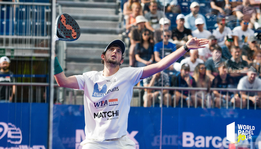 Mile Yanguas durante un saque (PADEL MAGAZINE)