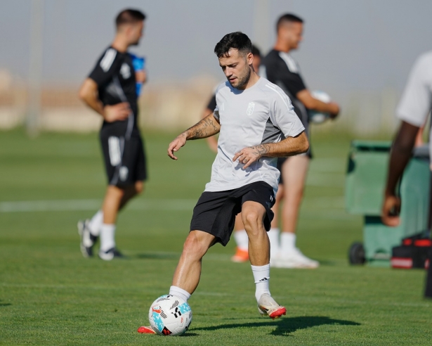 Arnáiz ya trabaja como rojiblanco (GRANADA CF) Arnáiz ya trabaja como rojiblanco (GRANADA CF)