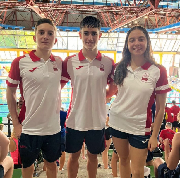 Sergio Villen, en el centro, junto a Helena Castillo y Yerai Amado (FEDERACIÓN ANDALUZA DE NATACIÓN) Sergio Villen, en el centro, junto a Helena Castillo y Yerai Amado (FEDERACIÓN ANDALUZA DE NATACIÓN)