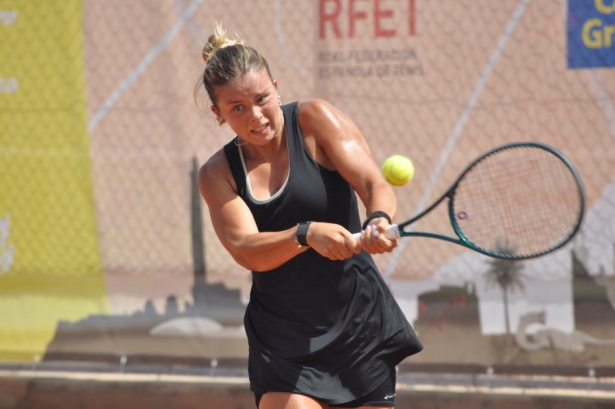Ariana Geerlins golpea la bola (FEDERACIÓN CANARIA DE TENIS) Ariana Geerlins golpea la bola (FEDERACIÓN CANARIA DE TENIS)