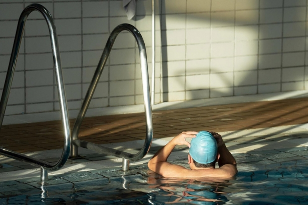 Una persona en una piscina (DAVID ZORRAKINO/EUROPA PRESS ( Una persona en una piscina (DAVID ZORRAKINO/EUROPA PRESS (