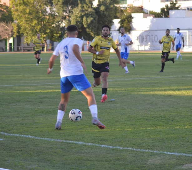 Rubén Alarcón controla el balón ante la llegada de un jugador almeriense (D. CONTRERAS)