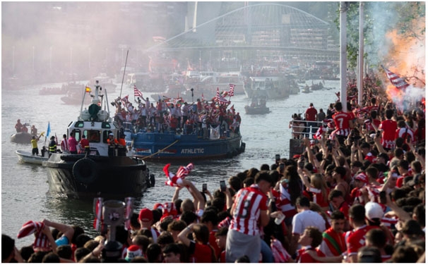 Copa del Rey fútbol 2024:  La gabarra desbordó Bilbao, marcharon juntos al ayuntamiento para dar vida a unas imágenes históricas y memorables del fútbol