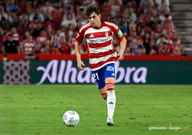 Pablo Sáenz, jugador del Granada CF, conduce el balón en el duelo ante el CD Mirandés (JOSÉ M. BALDOMERO) Pablo Sáenz, jugador del Granada CF, conduce el balón en el duelo ante el CD Mirandés (JOSÉ M. BALDOMERO)