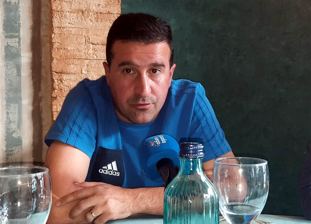Luis Daza, presidente del CD Huétor Tájar, durante una tertulia (GRJ)