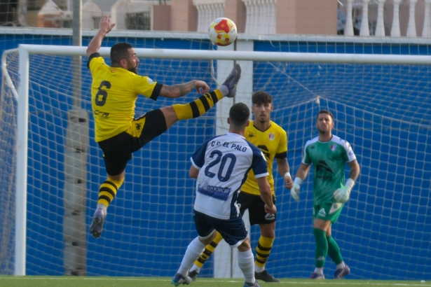 Migue Cobo despeja en posición acrobática (ARENAS DE ARMILLA)