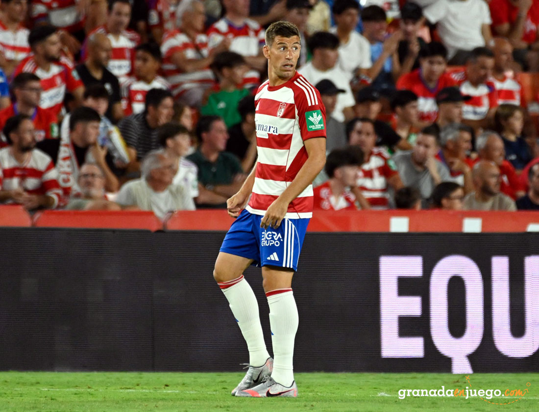 Alcaraz se estrenó desde el banquillo en el estadio de Los Cármenes (JOSÉ M. BALDOMERO)