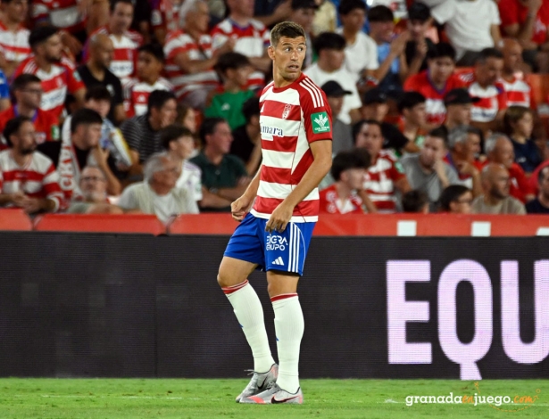 Alcaraz se estrenó desde el banquillo en el estadio de Los Cármenes (JOSÉ M. BALDOMERO) Alcaraz se estrenó desde el banquillo en el estadio de Los Cármenes (JOSÉ M. BALDOMERO)