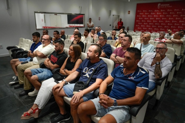 Representantes de las peñas del Granada en el encuentro con el club (GRANADA CF) Representantes de las peñas del Granada en el encuentro con el club (GRANADA CF)