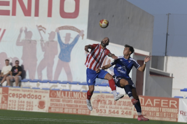 Álex Gálvez cabecea el balón (GPMEDIA) Álex Gálvez cabecea el balón (GPMEDIA)