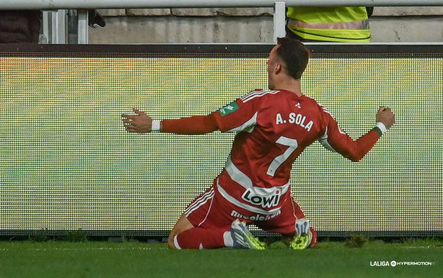 Álex Sola celebró su primer tanto con la camiseta del Granada CF ante el Burgos CF (LALIGA)