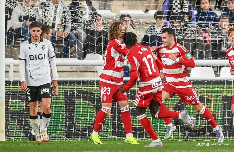 Sola se estrenó como goleador con el Granada (LALIGA)
