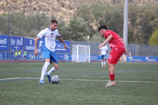 Juanan Entrena, que debutó como titular, intenta marcharse de un contrario (MIGUEL JÁIMEZ) Juanan Entrena, que debutó como titular, intenta marcharse de un contrario (MIGUEL JÁIMEZ)