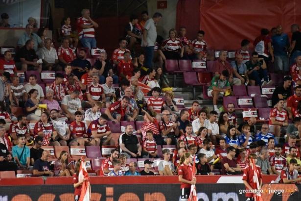 La afición ha recuperado parte de la ilusión tras la primera victoria (J.M. BALDOMERO)