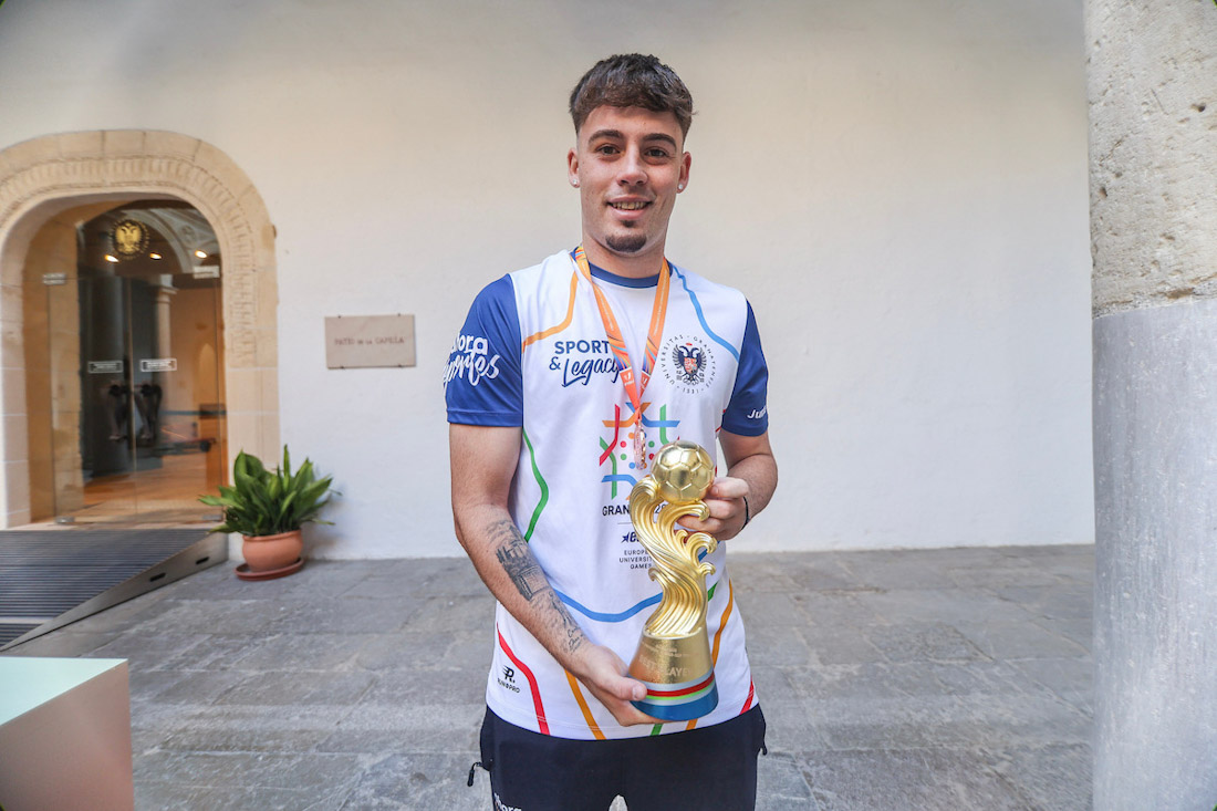 Iván Casares con su trofeo de MVP (GPMEDIA)