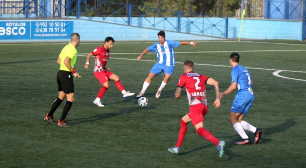 Diego Gámiz intenta combinar con Juanan Entrena durante el partido (PACO CASTILLO.) Diego Gámiz intenta combinar con Juanan Entrena durante el partido (PACO CASTILLO.)