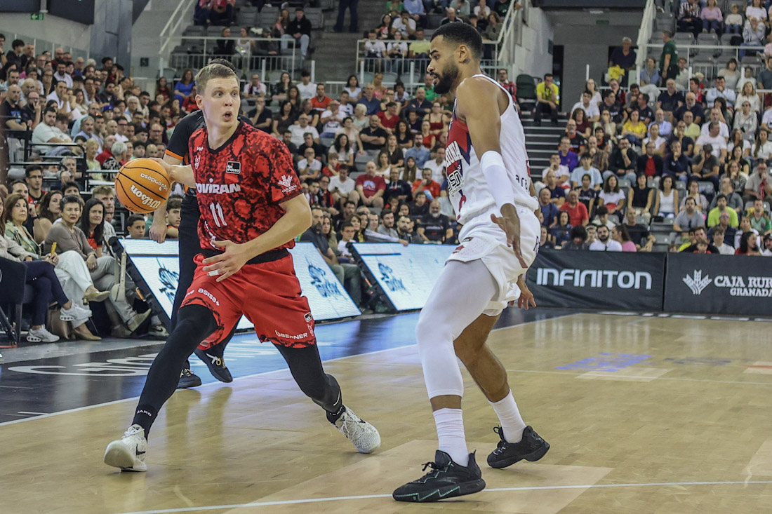Elías Valtonen se cuelga del aro (GPMEDIA)