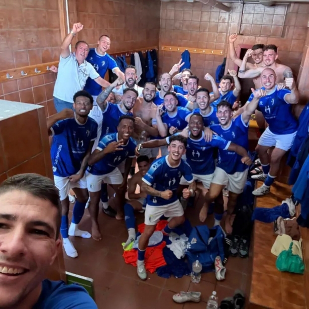 La UD Maracena celebra el triunfo (UD MARACENA) La UD Maracena celebra el triunfo (UD MARACENA)