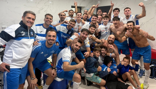 El Loja celebró el triunfo (PACO CASTILLO) El Loja celebró el triunfo (PACO CASTILLO)