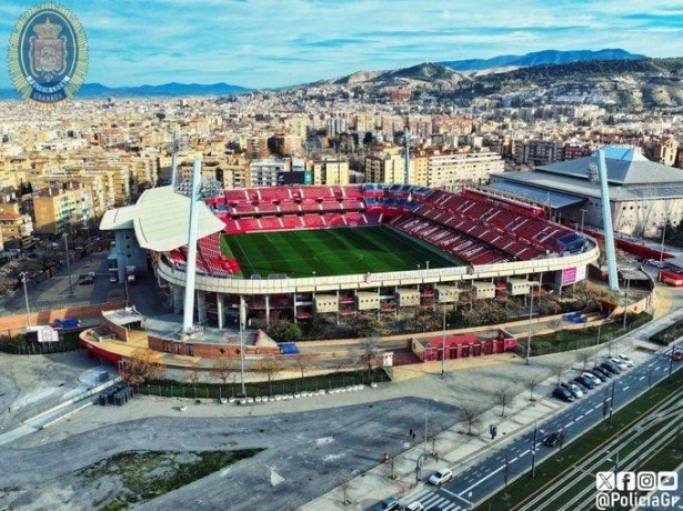 La policía ha tenido que intervenir en los aledaños del estadio (POLICIA GR)