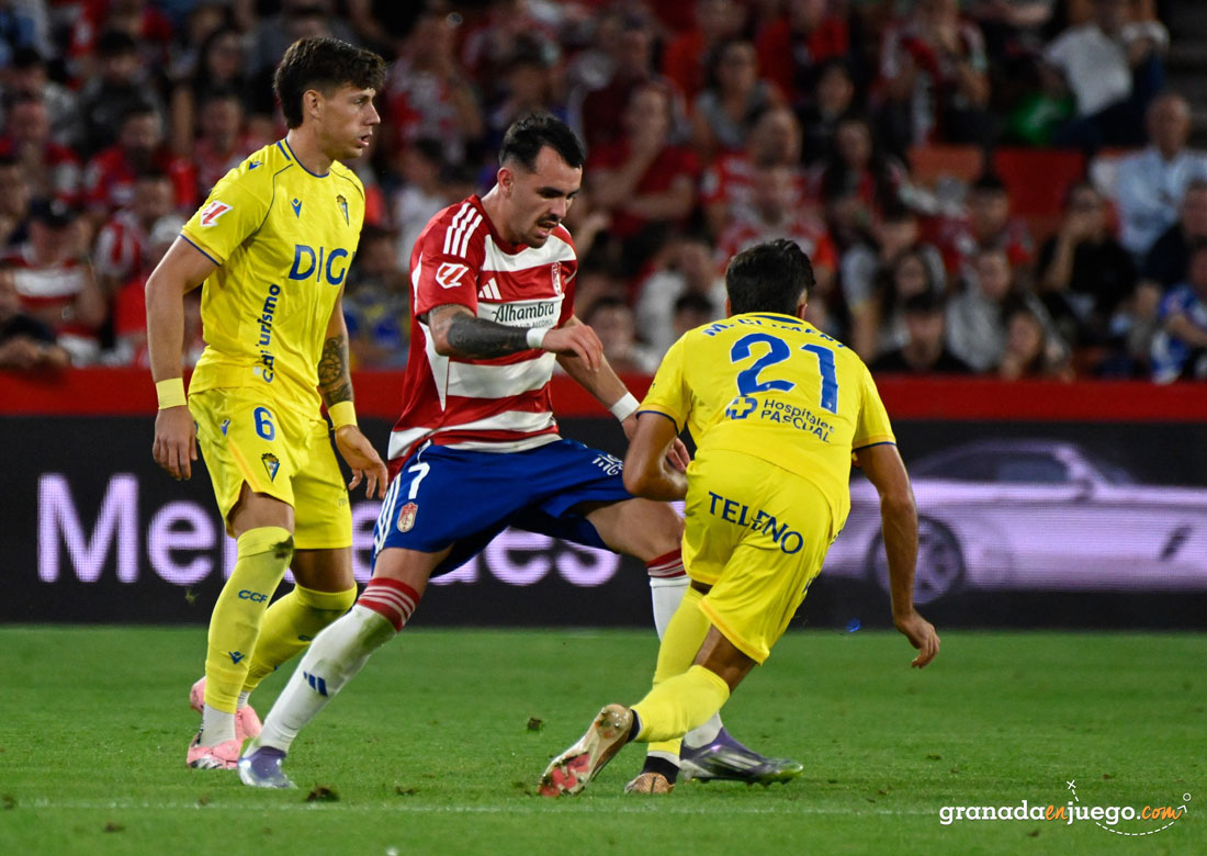 Sola, jugador del Granada CF, en una acción del encuentro ante el Cádiz (JOSÉ M. BALDOMERO)