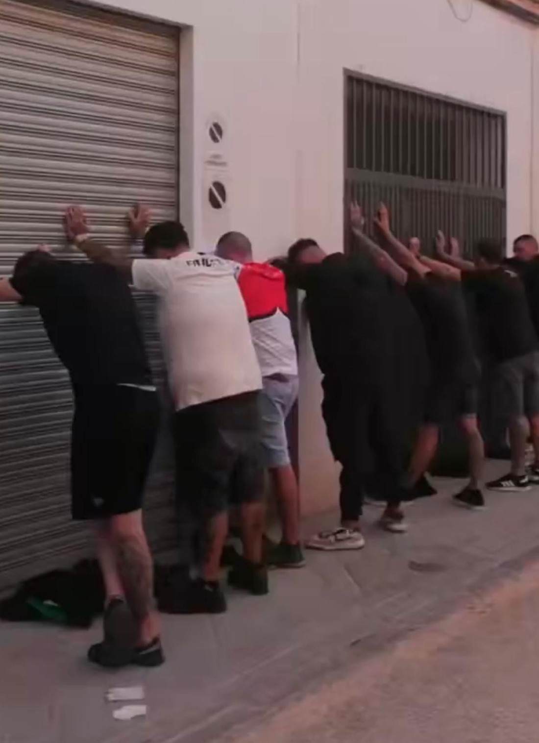 La Policía identificó a 49 personas (POLICIA GR)