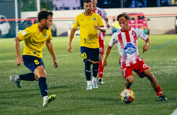 Eric rodeado de jugadores del Marbellí (GPMEDIA)