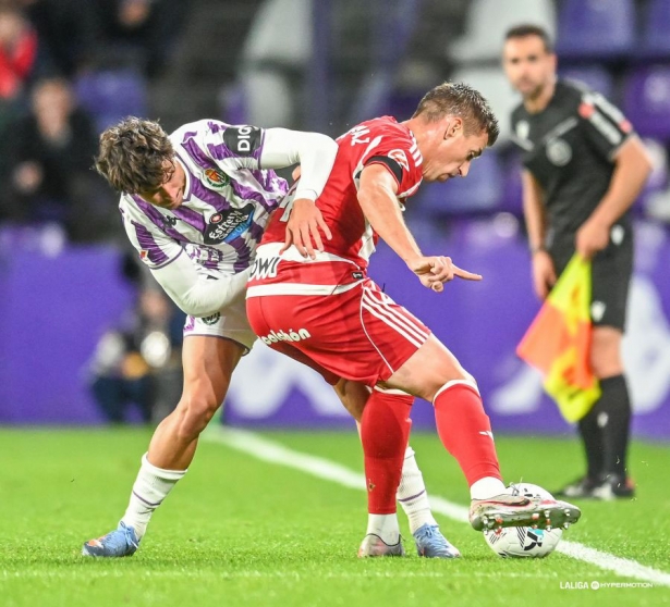 Rubén Alcaraz protege el balón en el encuentro ante el Real Valladolid (LALIGA) Rubén Alcaraz protege el balón en el encuentro ante el Real Valladolid (LALIGA)