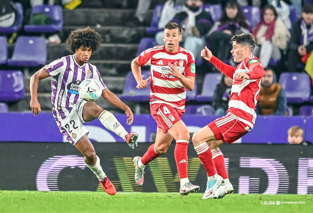 Rubén Alcaraz observa una jugada del partido ante el Real Valladolid (LALIGA)
