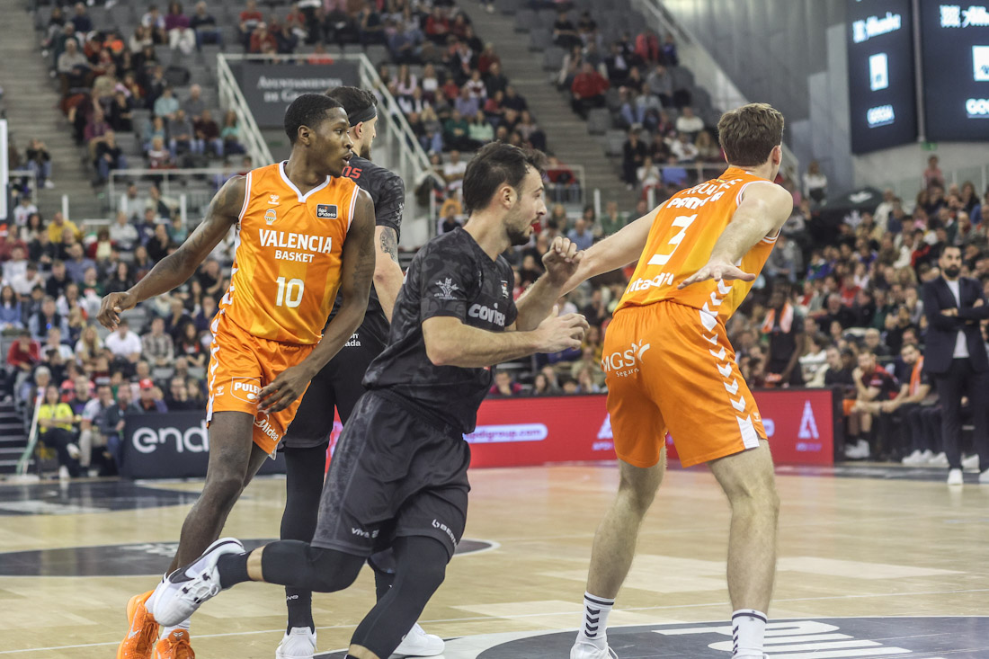 Lluis Costa entre dos jugadores de Valencia Basket (GPMEDIA)