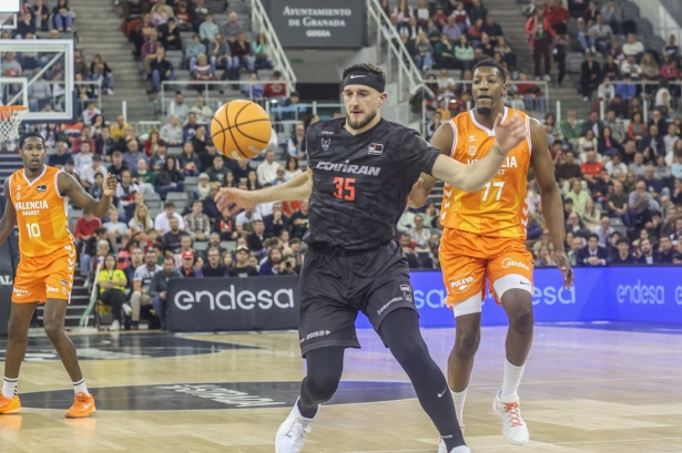 Zach Hankins durante el partido (GPMEDIA)