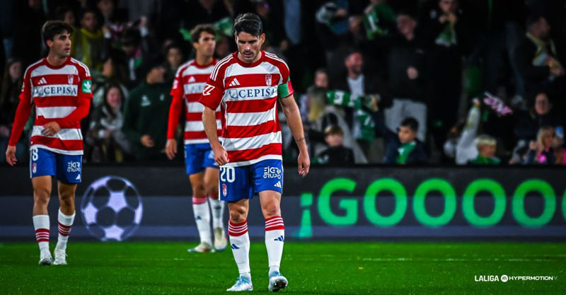 Sergio Ruiz, capitán del Granada CF, tras encajar el segundo gol ante el Racing (LALIGA)