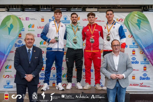 Álex Jiménez en lo más alto del podio (RFEK)