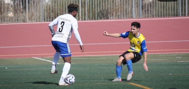 Jesús encara a un jugador del Poli Almería (ARI JEREZ/CD SANTA FE) Jesús encara a un jugador del Poli Almería (ARI JEREZ/CD SANTA FE)