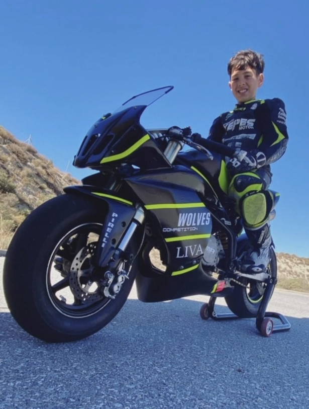 Iker con su moto Iker con su moto