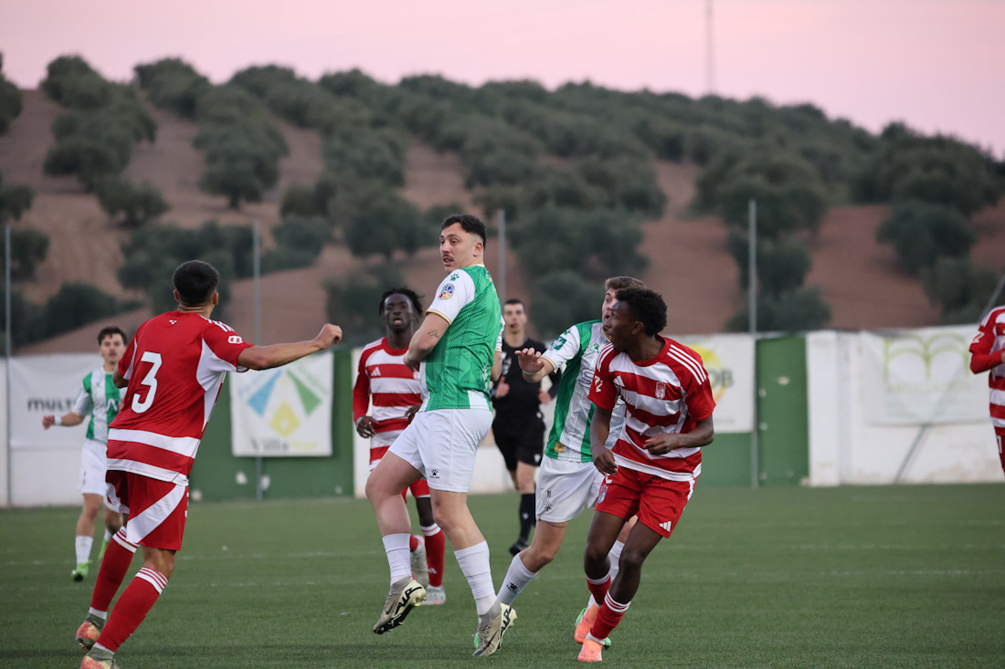 Villanueva Mesía y Granada CF C disputaron un intenso partido (JOSÉ ANDRÉS FERNÁNDEZ)