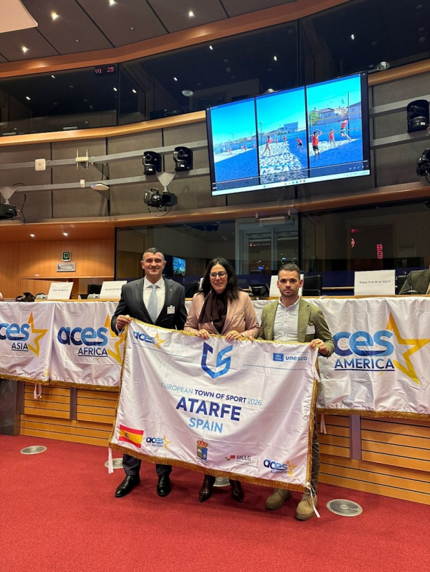 La delegación atarfeña recoge la bandera que le acredita como Villa Europea del Deporte (AYTO. ATARFE) La delegación atarfeña recoge la bandera que le acredita como Villa Europea del Deporte (AYTO. ATARFE)