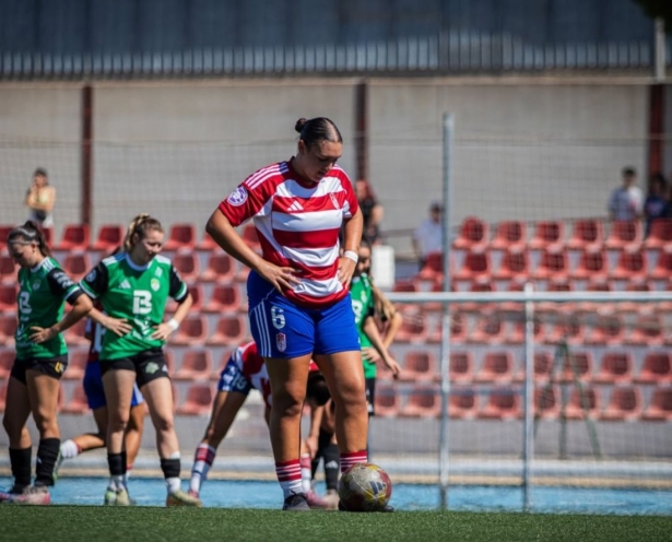 Lucía Nunes juega en el filial del Granada femenino Lucía Nunes juega en el filial del Granada femenino