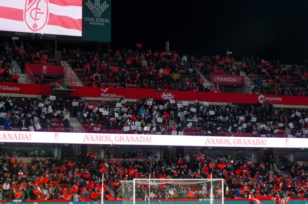 El Granada recuerda la importancia de animar desde el respeto y la deportividad (J.M. BALDOMERO)