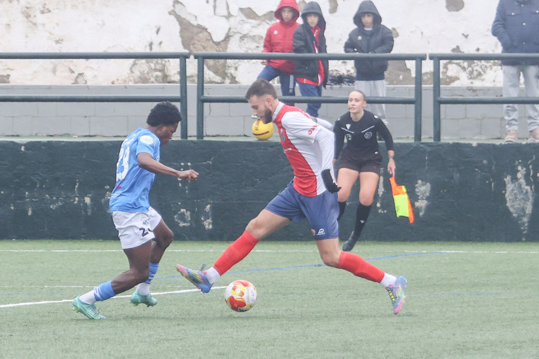 Nacho Buil encara a un futbolista del Alhaurino (GPMEDIA)