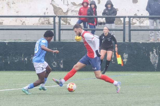 Nacho Buil encara a un futbolista del Alhaurino (GPMEDIA)