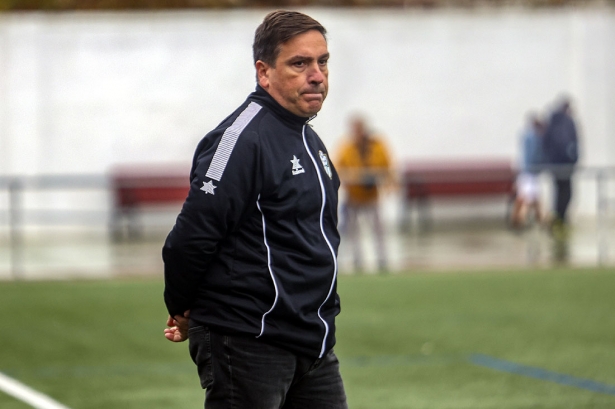 Miguel Ángel Crespo, entrenador del Cenes Crestanevada, en un momento del partido ante el Granada C (GPMEDIA) Miguel Ángel Crespo, entrenador del Cenes Crestanevada, en un momento del partido ante el Granada C (GPMEDIA)